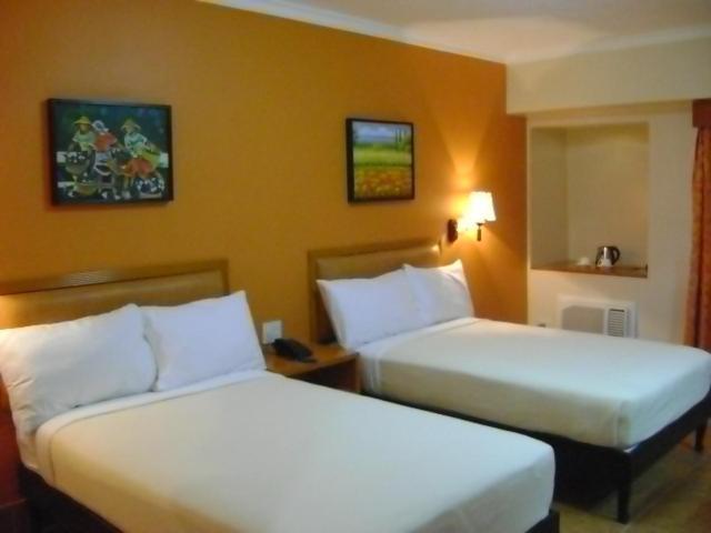Pamulinawen Hotel Laoag Szoba fotó