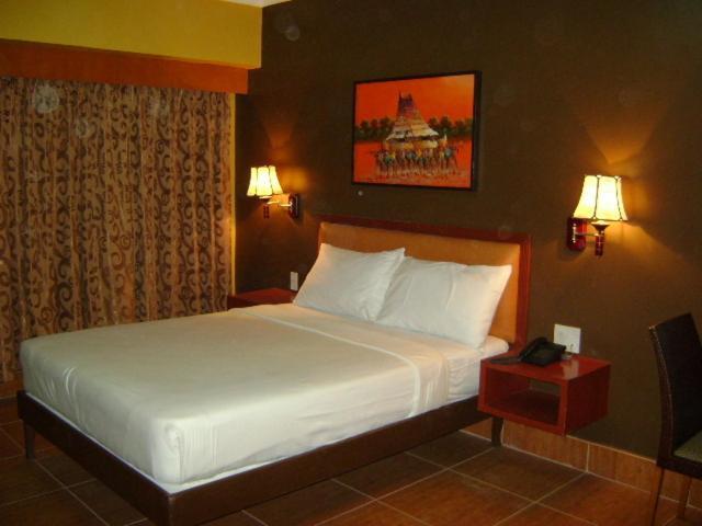 Pamulinawen Hotel Laoag Szoba fotó