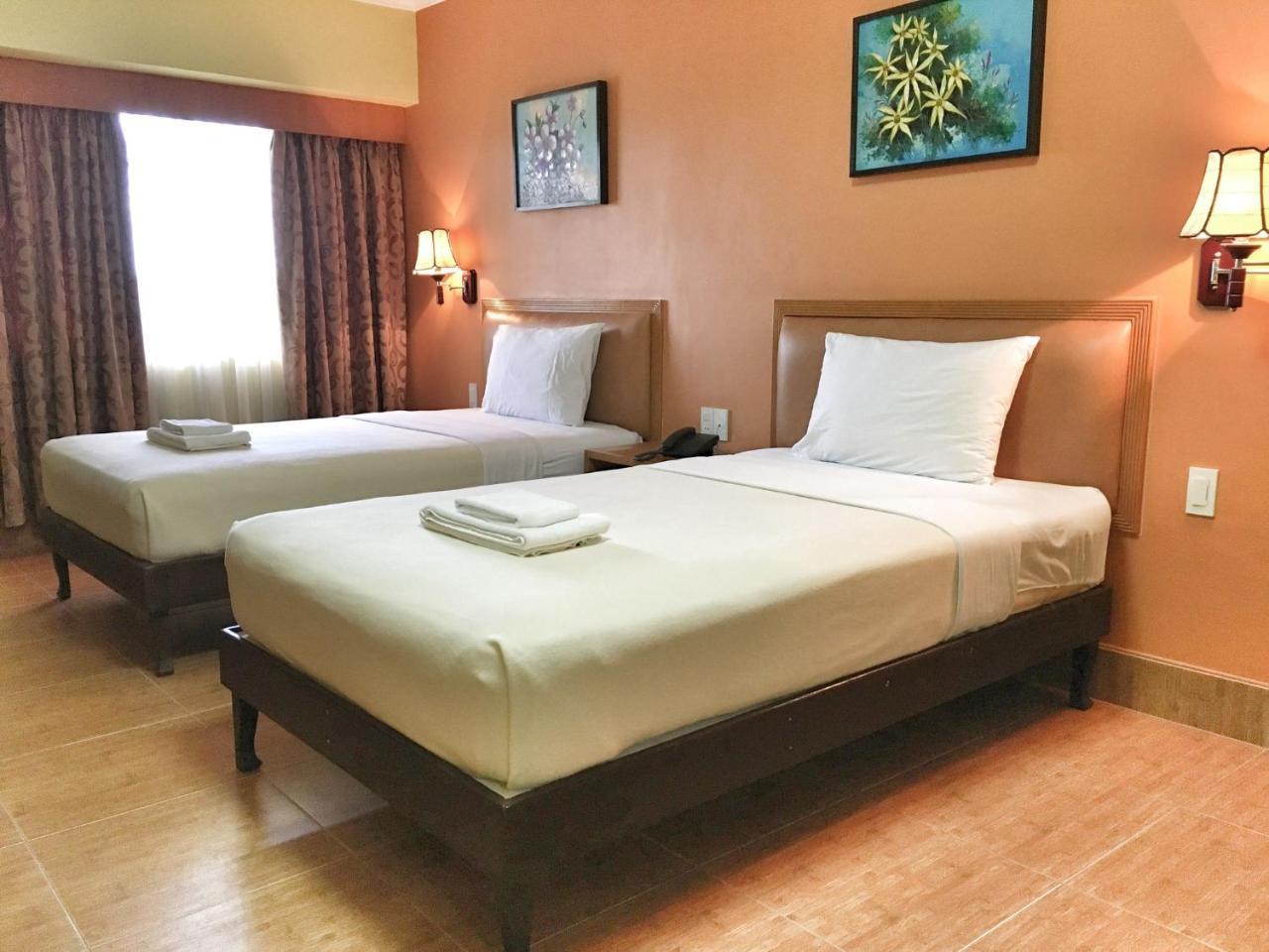 Pamulinawen Hotel Laoag Kültér fotó